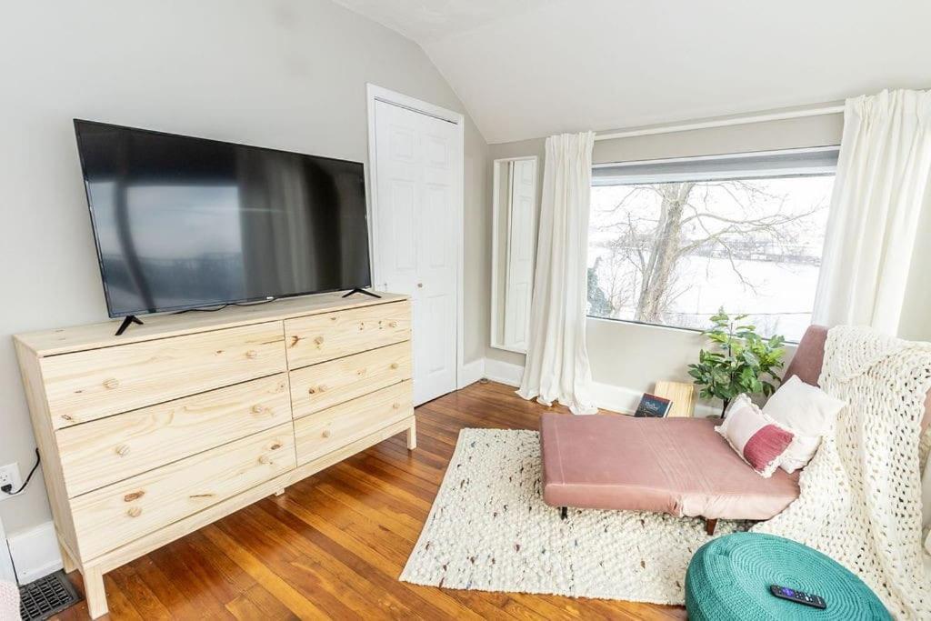 Cozy Riverfront With Stunning Views Holiday home *