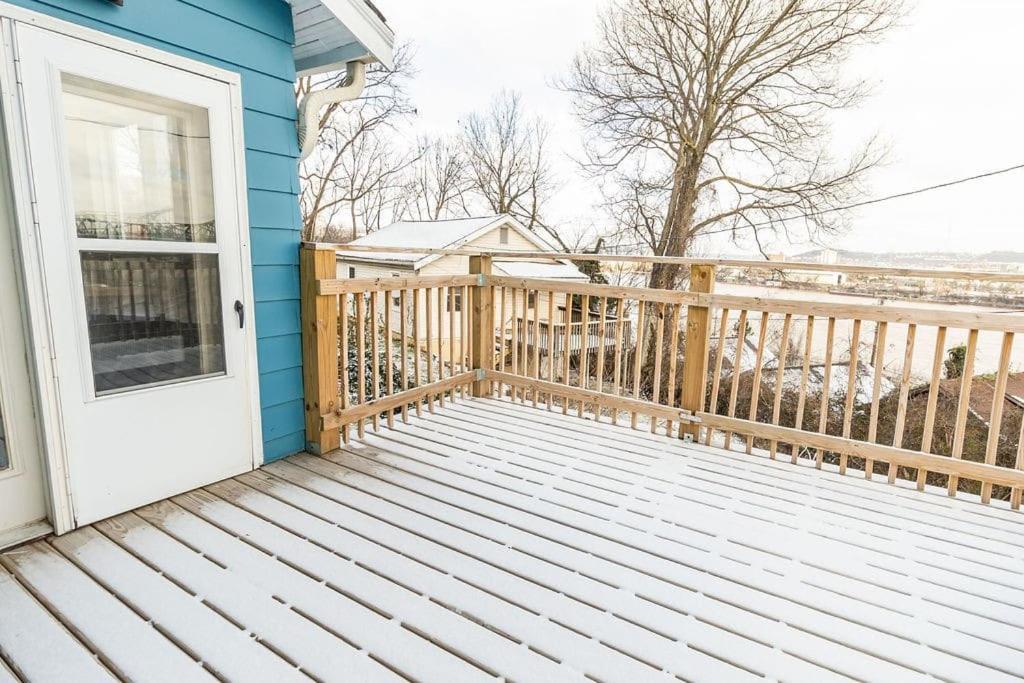 Hébergement de vacances Cozy Riverfront With Stunning Views *