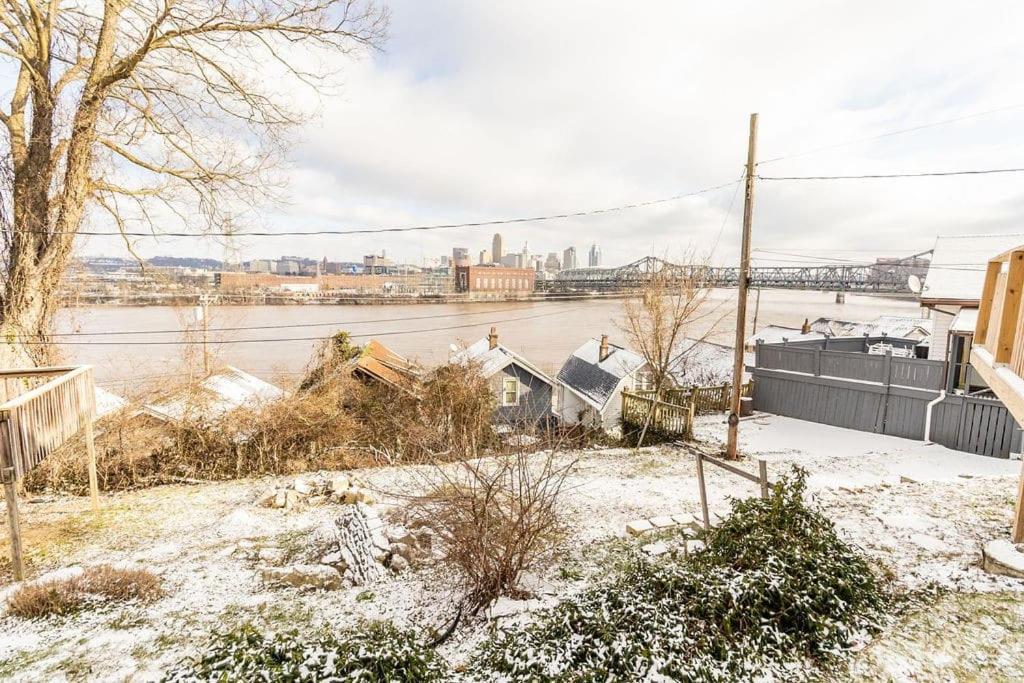 Cozy Riverfront With Stunning Views Hébergement de vacances