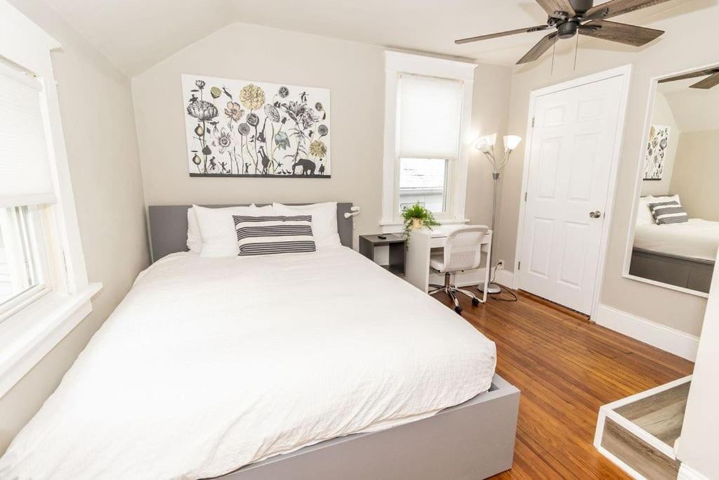 Cozy Riverfront With Stunning Views Hébergement de vacances
