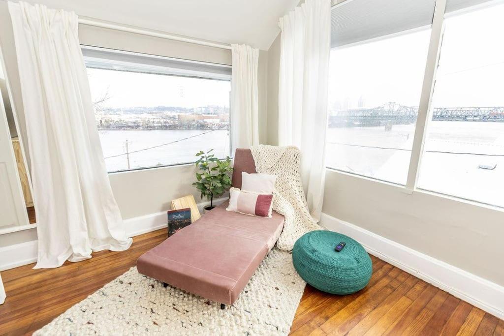Hébergement de vacances Cozy Riverfront With Stunning Views *