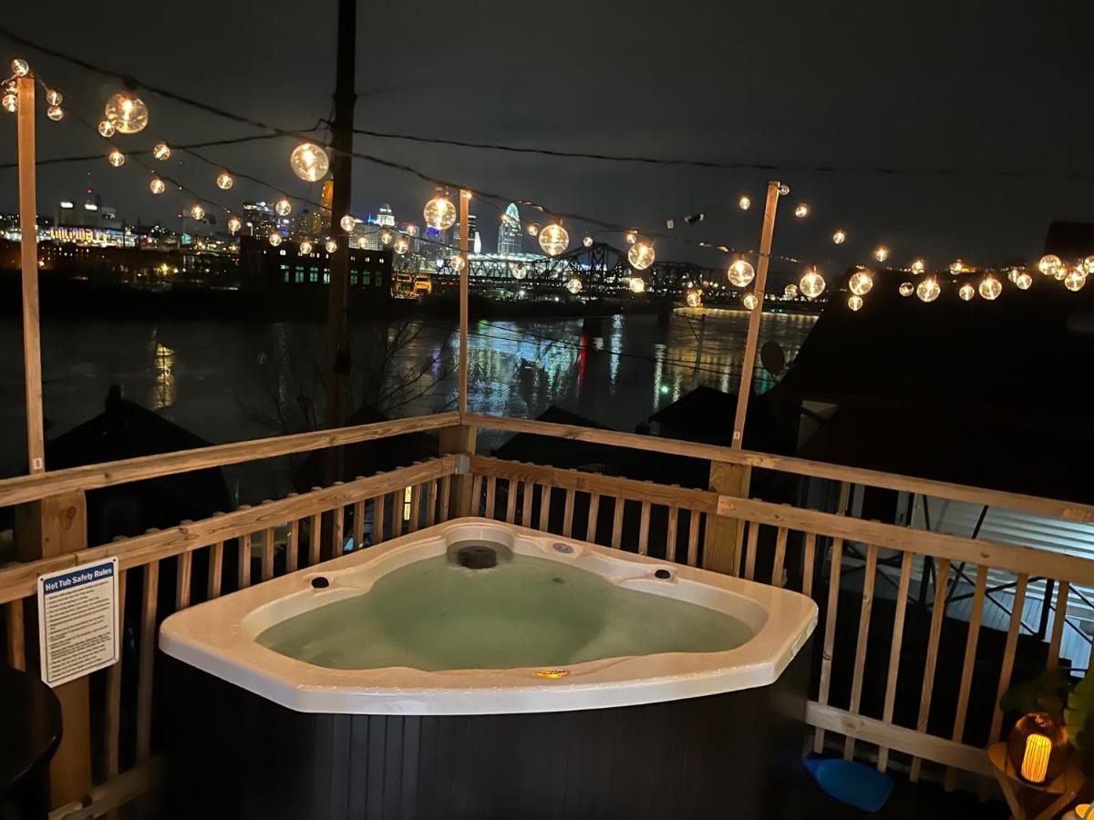 Hébergement de vacances Cozy Riverfront With Stunning Views *